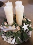 Adventsfries mit 4 weissen Kerzen